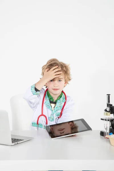 Νέος Γιατρός Χρησιμοποιεί Δισκίο Μια Καινοτομία Στην Online Ιατρική — Φωτογραφία Αρχείου