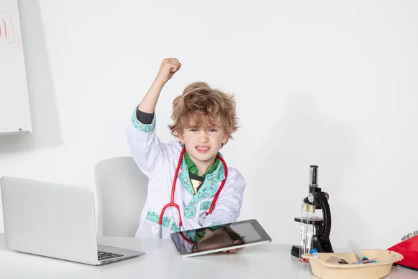 Απασχολημένος Νεαρός Γιατρός Απειλεί Γροθιά Του Κάθεται Στο Γραφείο Του — Φωτογραφία Αρχείου