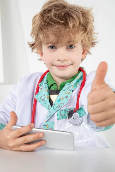 Drukke Jonge Dokter Toont Duimen Omhoog Een Symbool Van Geluk — Stockfoto