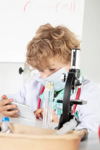 Νεαρός Γιατρός Κάθεται Πάνω Από Ένα Μικροσκόπιο Στο Εργαστήριό Του — Φωτογραφία Αρχείου
