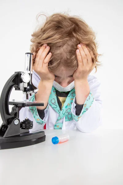 Νεαρός Γιατρός Κάθεται Λυγισμένα Πάνω Από Ένα Μικροσκόπιο Στο Εργαστήριό — Φωτογραφία Αρχείου