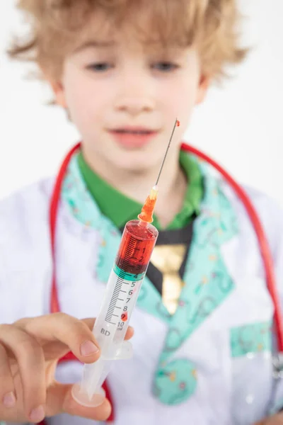 Mladý Lékař Drží Injekční Stříkačku Ruce Naplněnou Vakcínou — Stock fotografie