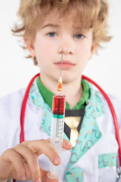 Νεαρός Γιατρός Κρατά Μια Σύριγγα Στο Χέρι Του Γεμάτη Εμβόλιο — Φωτογραφία Αρχείου