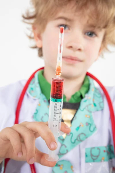 Νεαρός Γιατρός Κρατά Μια Σύριγγα Στο Χέρι Του Γεμάτη Εμβόλιο — Φωτογραφία Αρχείου