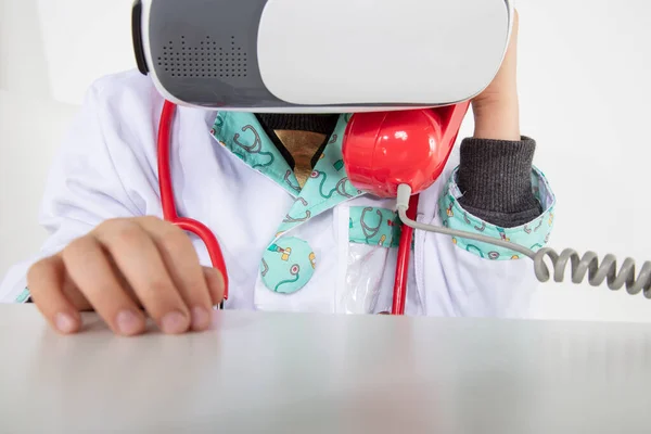 Young Doctor Virtual Reality Goggles Talking Phone Symbol Globalization — Stock Photo, Image