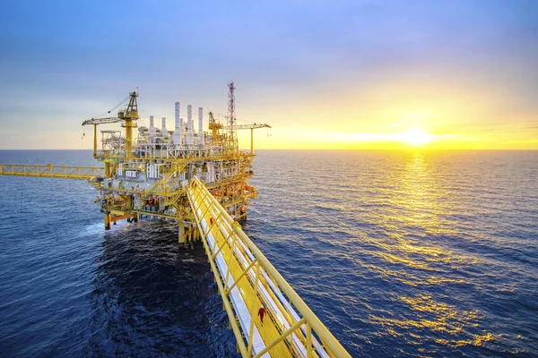 Tayland körfezinde güzel gökyüzü olan açık deniz petrol platformu.