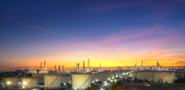 Alacakaranlıkta petrol ve doğalgaz sanayi rafinerisi