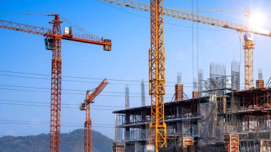 İnşaat alanı dev vinçle inşa ediliyor.