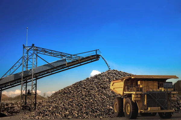 Çöp kamyonu madencilikte mineralleri yüklüyor