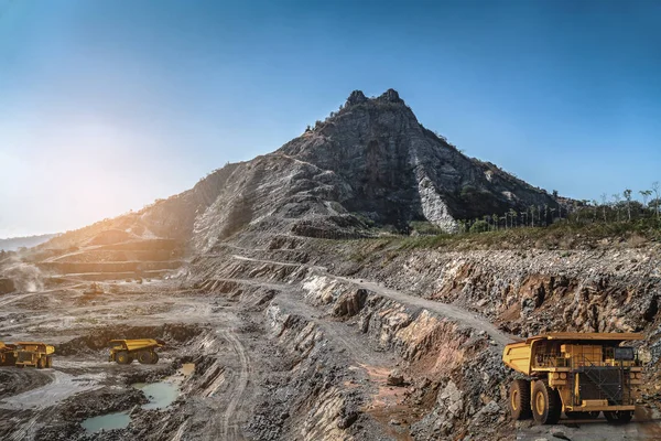 Camión Volquete Amarillo Cargando Minerales Cobre Plata Oro Otros Cantera — Foto de Stock