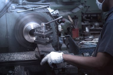 İşçiler metali öğütüyor