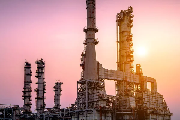 Εργοστάσιο Διυλιστηρίων Πετρελαίου Και Αερίου Στο Λυκόφως — Φωτογραφία Αρχείου