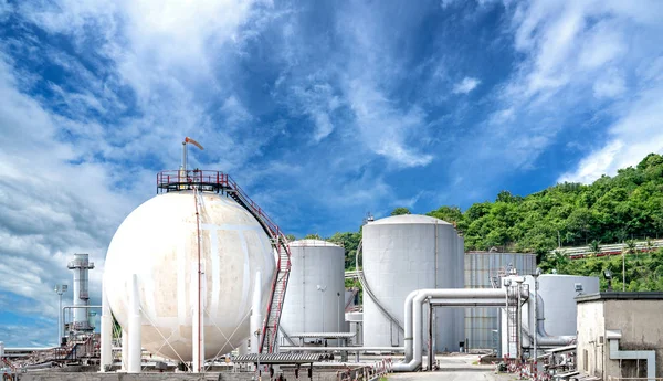 Refinery oil storage tank