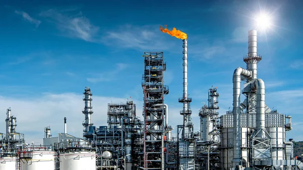 Endüstriyel petrol ve gaz rafinerisi.