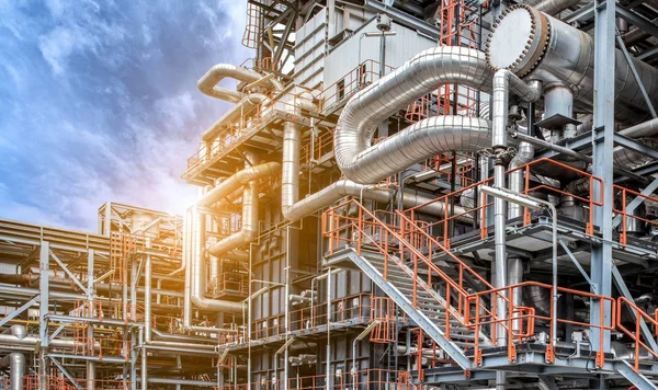 Petrol ve gaz rafineri gün batımında