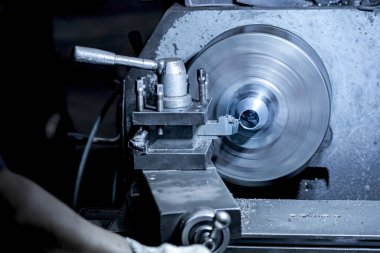 İşçiler metali öğütüyor