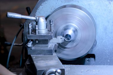 Profesyonel işçiler metal parçalarını öğütüyor.