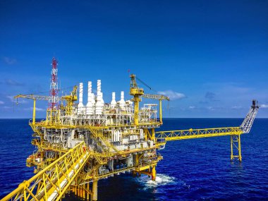 Büyük açık deniz sondaj kulesi