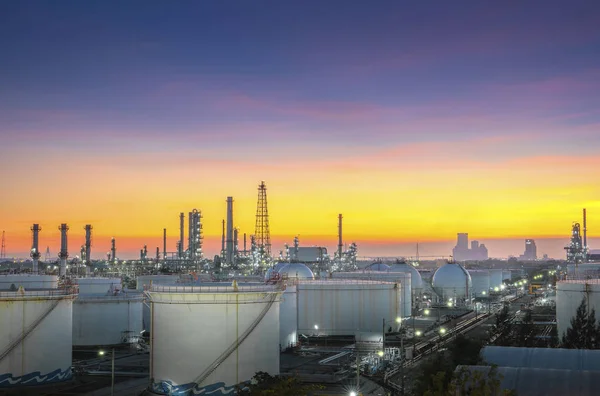 Impianto Raffinazione Industriale Del Petrolio Del Gas Crepuscolo — Foto Stock
