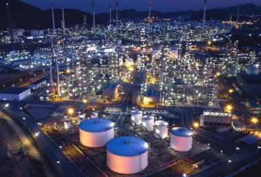 Gün batımında petrol rafinerisi endüstrisi