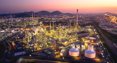 Alacakaranlıkta Panorama hava manzaralı petrol rafinerisi