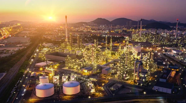 Alacakaranlıkta Panorama hava manzaralı petrol rafinerisi