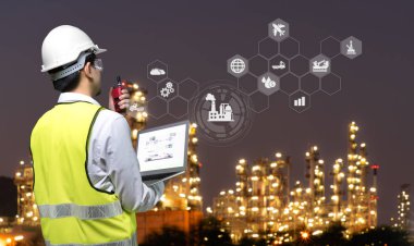 Telsiz tutan mühendis rafineri fabrikasında ikon bağlantı ağı ile çalışıyor.