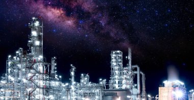 Petrol rafinerisi endüstrisi, alacakaranlıkta petrokimya fabrikasının hava manzarası.