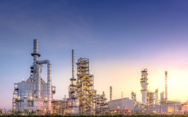 Petrol rafinerisindeki panorama manzarası büyük bir sanayi bölgesinde yer almaktadır..