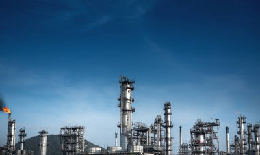 Petrol rafinerisi sanayi manzarasını kapatın. Gün doğumu ve bulutlu gökyüzü ile endüstri alanı oluşturun.