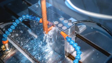 Cnc makinesi su jeti basıncıyla metal parçaları kesiyor