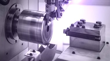 Metal endüstrisinde kısmi üretim süreci. Cnc makinesi tarafından pürüzsüz yüzey için makine ve bitirme