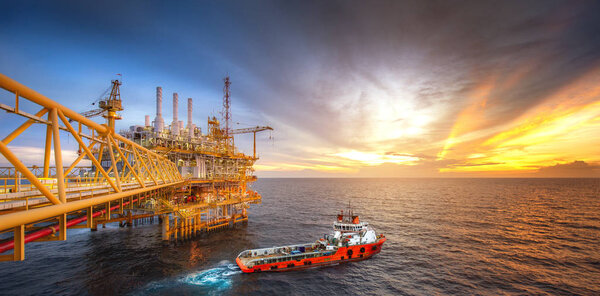 Rig plantform and Supply vessel in the gulf