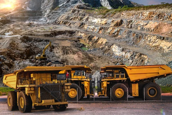 Grande Caminhão Descarga Carga Para Transporte Minerais Ouro Mineração Industrial — Fotografia de Stock