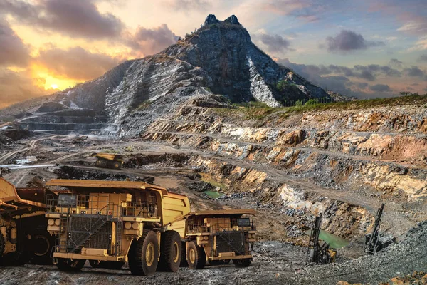 Grande Caminhão Descarga Carga Para Transporte Minerais Ouro Mineração Industrial — Fotografia de Stock