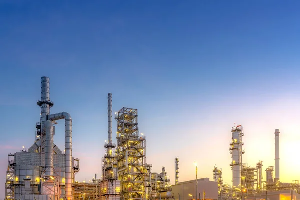 Крупный План Промышленный Комплекс Переработке Нефти Газа Ночью — стоковое фото
