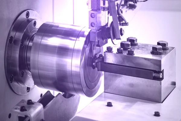 Metal endüstrisinde kısmi üretim süreci. Cnc makinesi tarafından pürüzsüz yüzey için makine ve bitirme