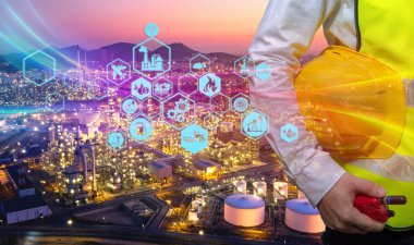 Mühendislik ekipleri rafineri fabrikasında ikon konsepti petrokimya endüstrisi olarak çalışıyor..