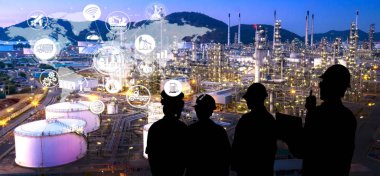 Mühendislik ekiplerinin silueti 4.0 sanayi konsepti olarak petrol rafinerisinde çalışıyor.