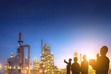 Mühendislik ekiplerinin silueti 4.0 sanayi konsepti olarak petrol rafinerisinde çalışıyor.