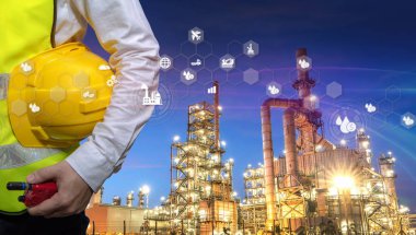 Mühendislik ekipleri rafineri fabrikasında ikon konsepti petrokimya endüstrisi olarak çalışıyor..