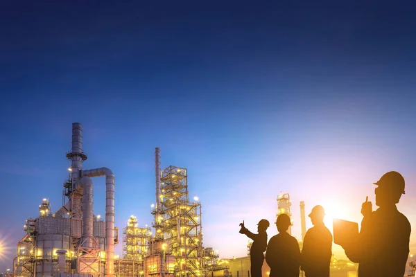 Mühendislik ekiplerinin silueti 4.0 sanayi konsepti olarak petrol rafinerisinde çalışıyor.