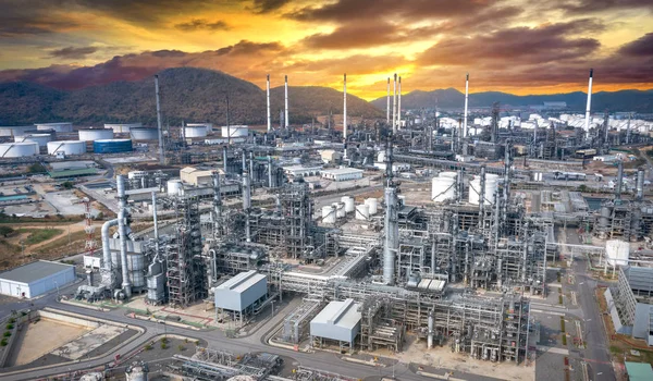 Petrol rafineri fabrikasının hava manzarası, Günbatımında Petrokimya endüstrisi, Tayland