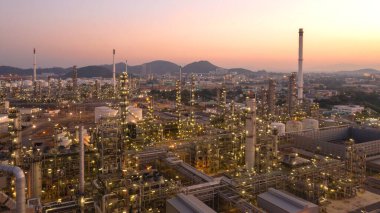 Rafineri fabrikasının hava manzarası, alacakaranlıkta endüstriyel Petrokimya