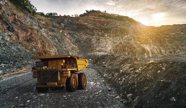 Carga Camiones Volquete Grande Para Transporte Minerales Oro Minería Industrial — Foto de Stock