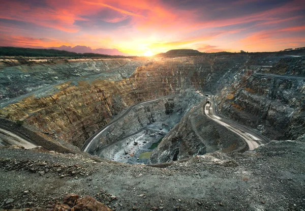 Iş yerinde makine çok opencast madencilik ocağı havadan görünümü - yukarıdan görünümü. Bu alan bakır, gümüş, altın ve diğer mineraller için çıkarıldı.