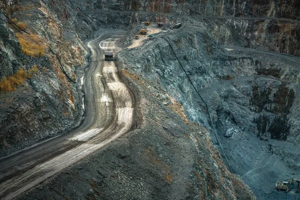 Camión Volquete Amarillo Cargando Minerales Cobre Plata Oro Otros Cantera — Foto de Stock