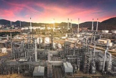 Petrokimya fabrikası. Petrol rafinerisi sanayi bölgesi gün batımı ve alacakaranlık gökyüzü