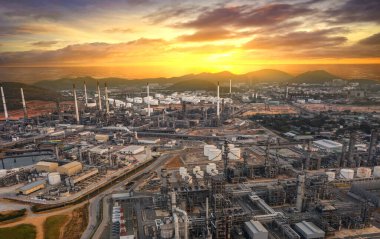 Günbatımı ve alacakaranlık gökyüzü, Tayland 'da hava manzaralı petrol ve gaz rafinerisi sanayi bölgesi