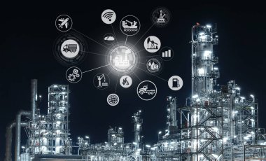 Küresel enerji ağı ikonu ile sanayi 4.0 petrol rafinerisi kavramı, geceleri endüstriyel petrokimya fabrikası, Tayland